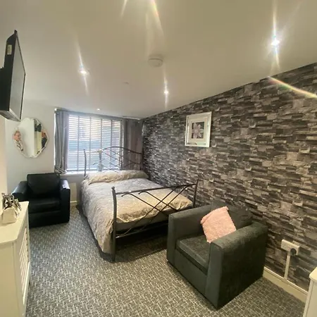 Beautiful 3-Bed Apartment In Merthyr Tydfil Exterior photo