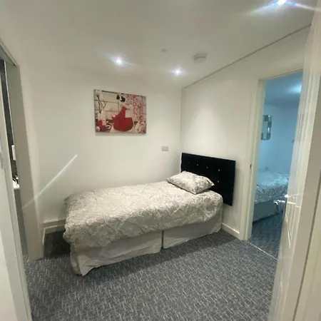 Beautiful 3-Bed Apartment In Merthyr Tydfil Exterior photo