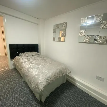 Beautiful 3-Bed Apartment In Merthyr Tydfil Exterior photo