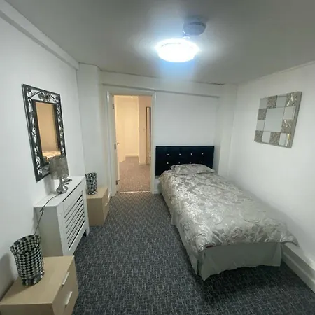 Beautiful 3-Bed Apartment In Merthyr Tydfil Exterior photo