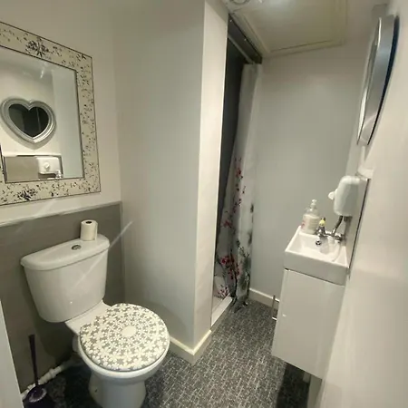 Beautiful 3-Bed Apartment In Merthyr Tydfil Exterior photo